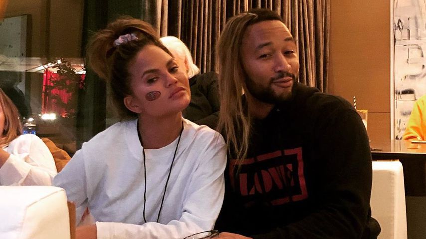 Hier trägt John Legend Haar-Extensions seiner Frau Chrissy