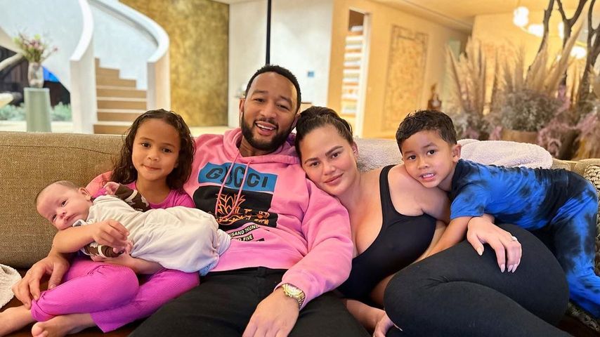 John Legend und Chrissy Teigen mit ihren Kindern im März 2023