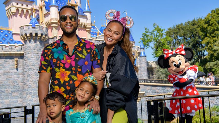 John Legend und Chrissy Teigen mit ihren Kindern in Disneyland, Anaheim 2022