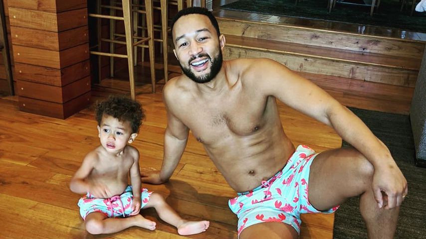 Nur in Badehose: John Legend kuschelt mit seinen Kindern