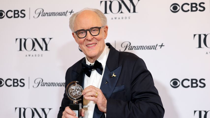 John Lithgow mit seinem Tony Award für die Hauptrolle in "Giant", 79. Tony Awards in New York