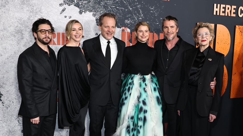 John Magaro, Julianne Hough, Peter Sarsgaard, Jessie Buckley, Christian Bale und Annette Bening bei der Premiere von "The Bride"