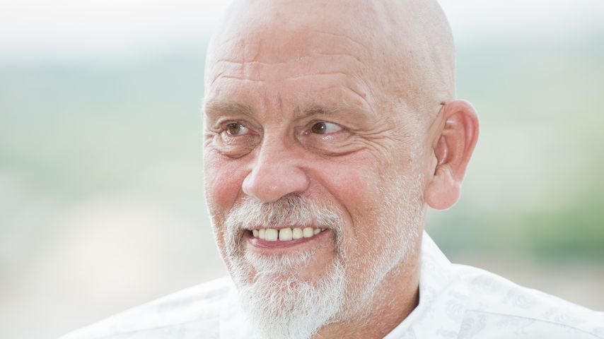 John Malkovich rettet einem Passanten das Leben!