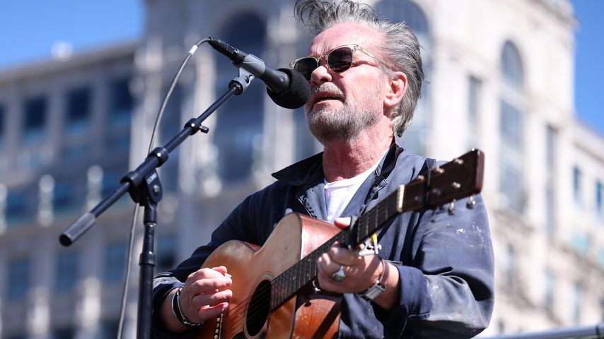 John Mellencamp, Sänger