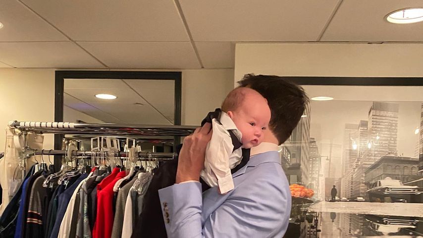 John Mulaney mit seinem Sohn Malcolm am Set von "Saturday Night Live"