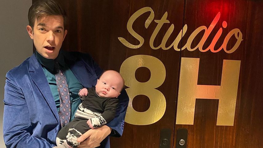 Süßer Besuch: John Mulaney bringt seinen Sohn mit ans Set
