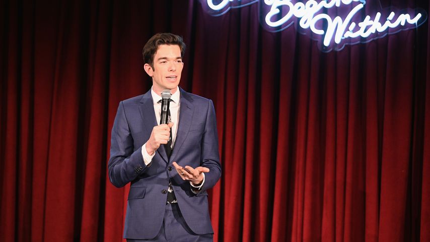 John Mulaney tritt bei der David-Lynch-Stiftung auf