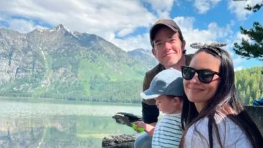 John Mulaney und Olivia Munn mit ihrem Sohn, 2023