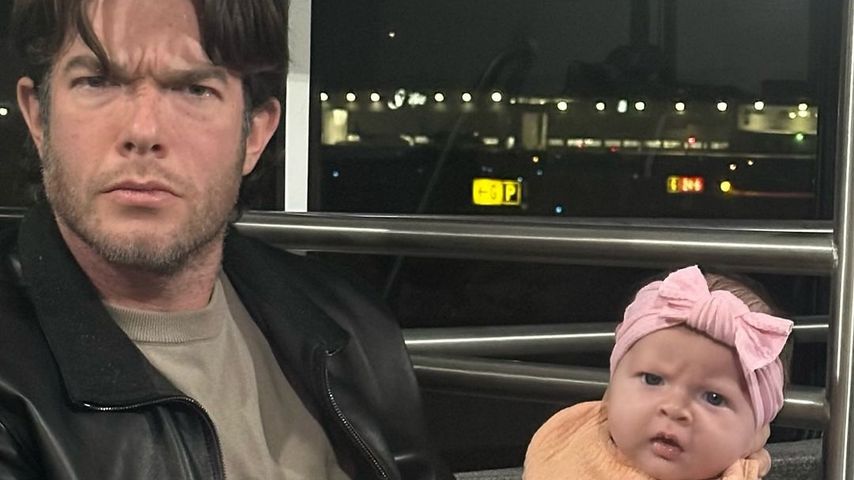 John Mulaney und seine Tochter Méi June im November 2024