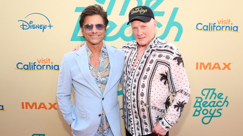 John Stamos und Mike Love bei der Weltpremiere der Disney+-Dokumentation "The Beach Boys" am 21. Mai 2024 in Hollywood