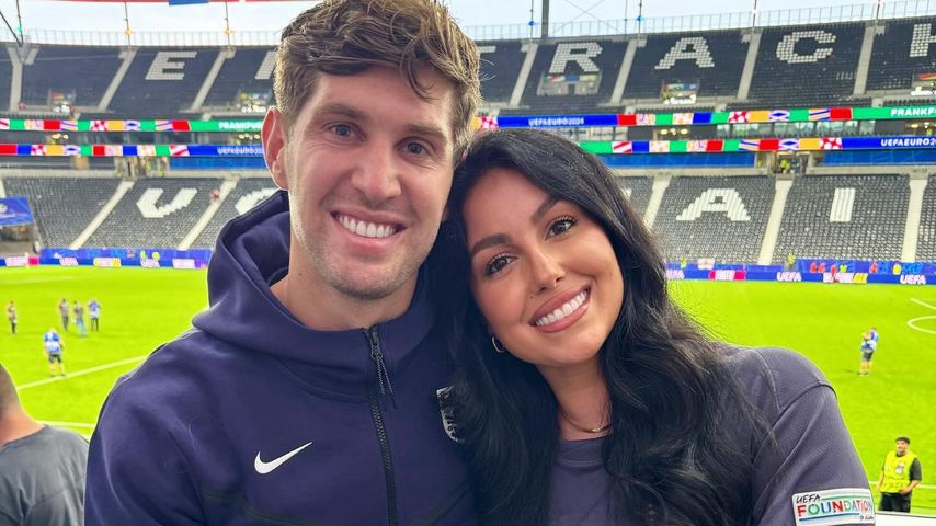 Fußballstar John Stones mit seiner Verlobten Olivia