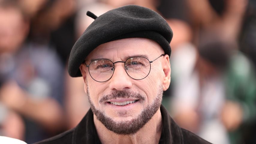 Neuer Look: Das ist der Grund für John Travoltas Baskenmütze