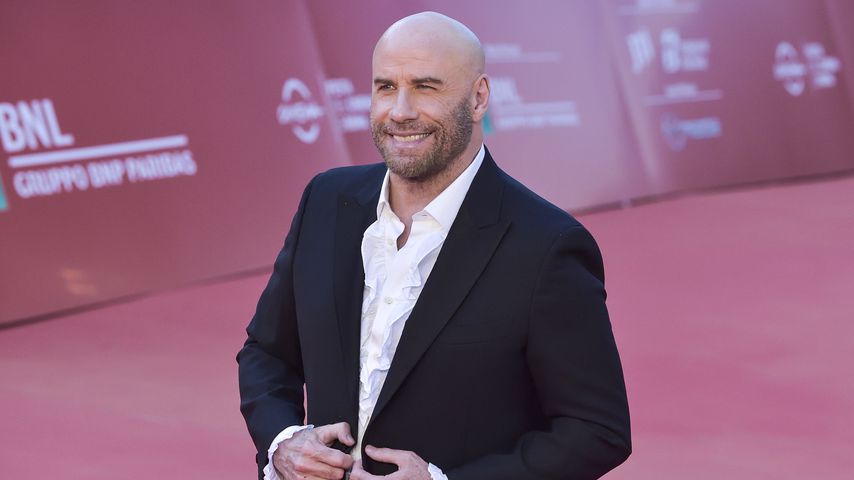 Ciao Haare! John Travolta rockt mit Glatze den Red Carpet