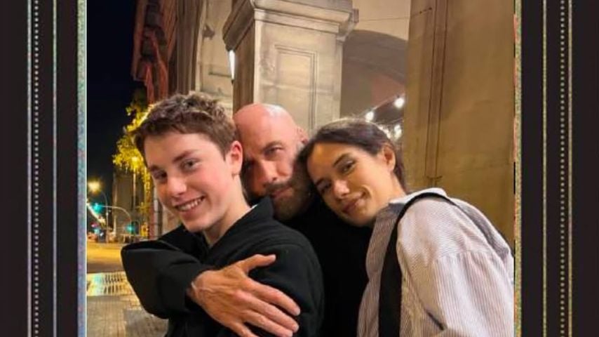 John Travolta postet verspätetes Weihnachtsfoto mit Kindern