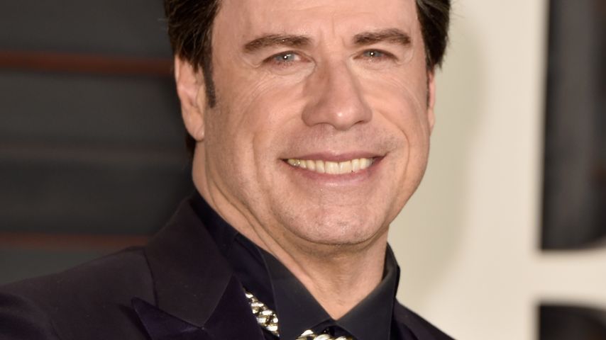 John Travolta überrascht mit langen Haaren!
