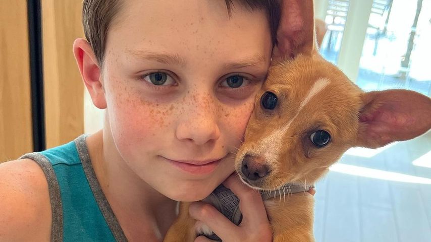 John Travoltas Sohn Ben mit seinem Hund