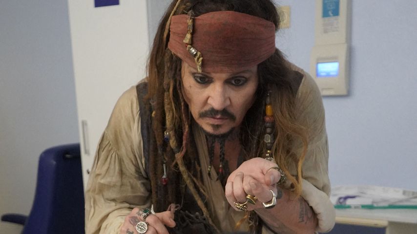 Johnny Depp als Captain Jack Sparrow in einem Kinderkrankenhaus, San Sebastián 2024