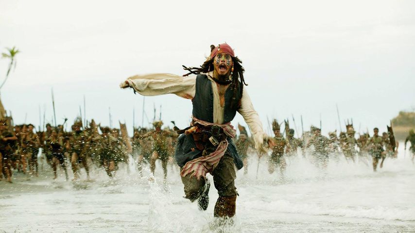 Johnny Depp besucht als Jack Sparrow Kinder im Krankenhaus