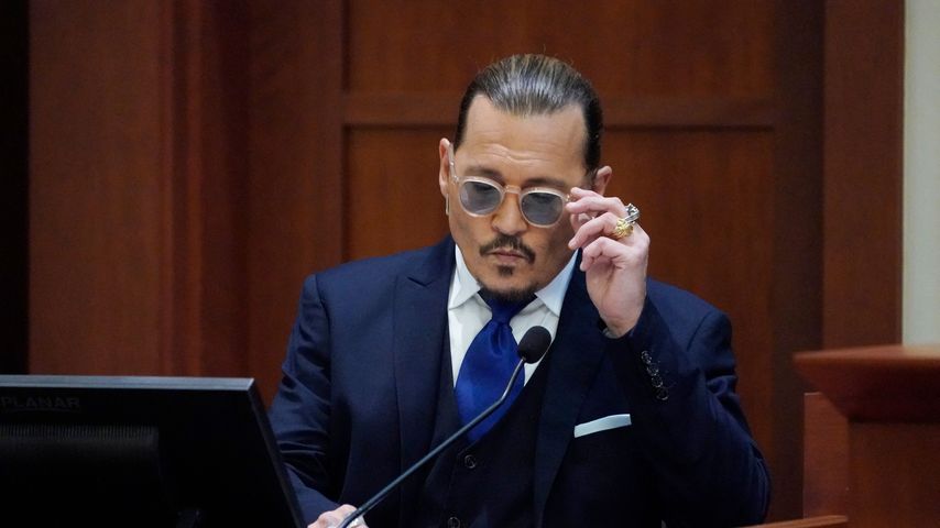 Johnny Depp geht mit frecher Attitüde vor Gericht viral!