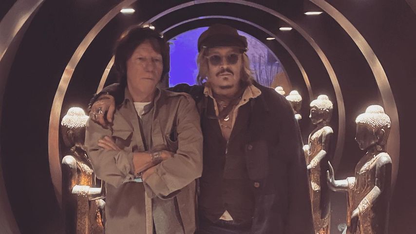 Jeff Beck und Johnny Depp in einem Restaurant in Birmingham