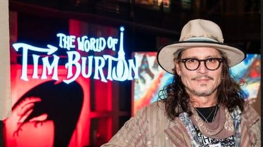 Total begeistert: Johnny Depp besucht Tim-Burton-Ausstellung