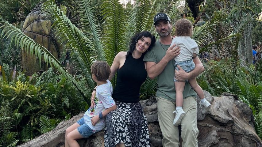 Johnny Galecki mit seiner Familie, 2025