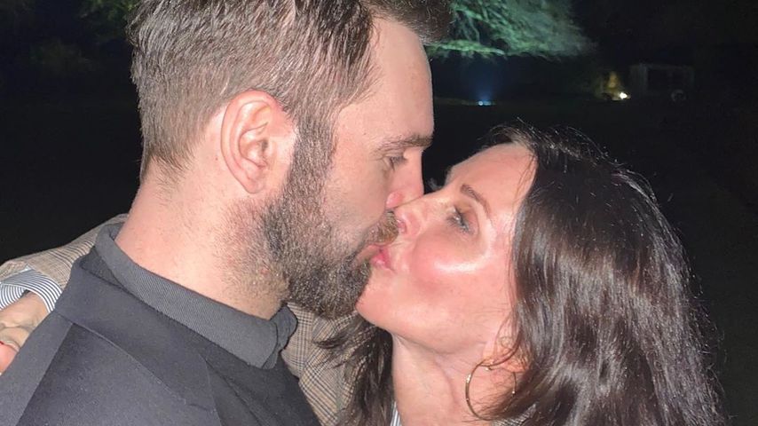 Johnny McDaid und Courteney Cox küssen sich