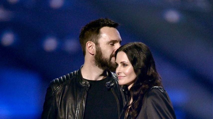 Johnny McDaid und Courteney Cox auf der Bühne bei den Brit Awards 2022 in London