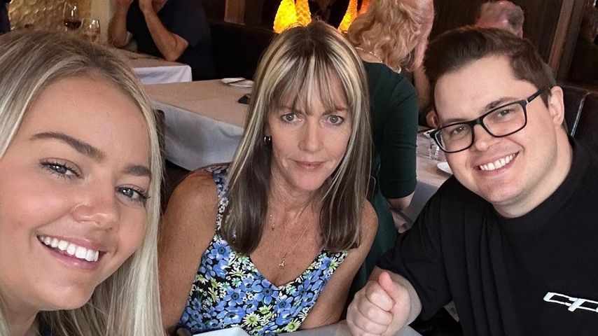 Johnny Ruffo (r.) mit seiner Freundin Tahnee und seiner Schwiegermutter im April 2023