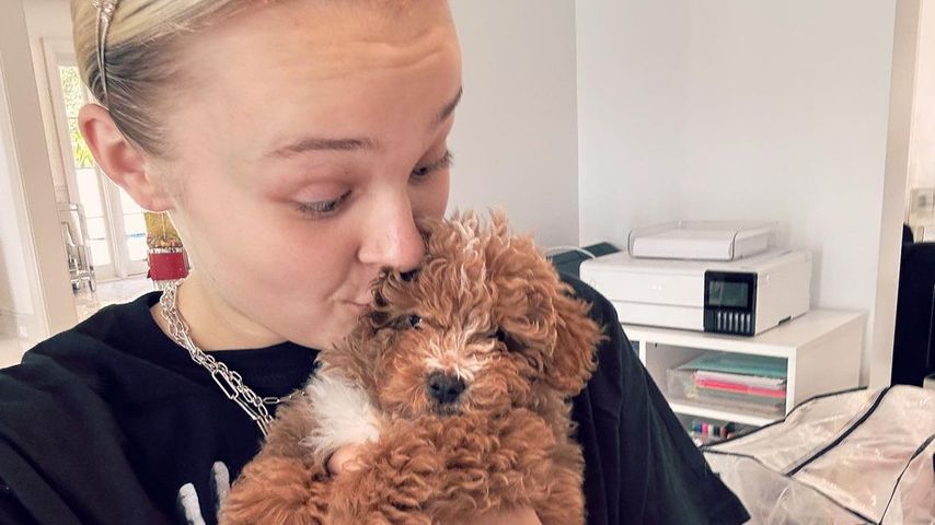Jojo Siwa mit ihrem Welpen Tooie