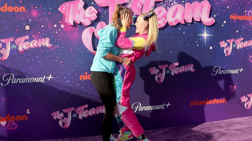 JoJo Siwa busselt mit ihrer Freundin auf dem roten Teppich