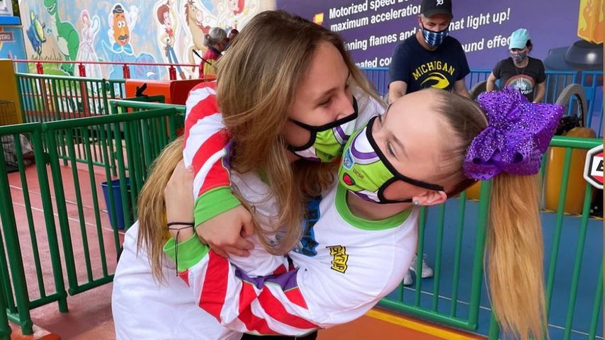 Jojo Siwa (r.) mit ihrer Freundin Kylie