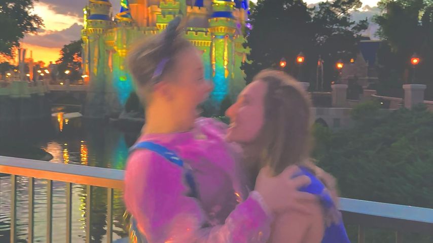 JoJo Siwa und ihre Freundin Kylie in Disneyland