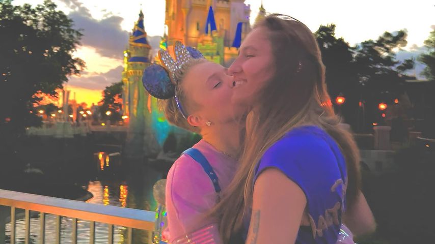 JoJo Siwa und ihre Freundin Kylie in Disneyland