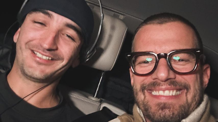 Joko Winterscheidt (r.) mit dem Schatzsuchengewinner Tobias