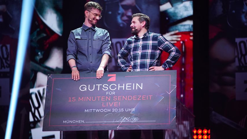 Joko Winterscheidt und Klaas Heufer-Umlauf mit ihrem "Gutschein für 15 Minuten Sendezeit"