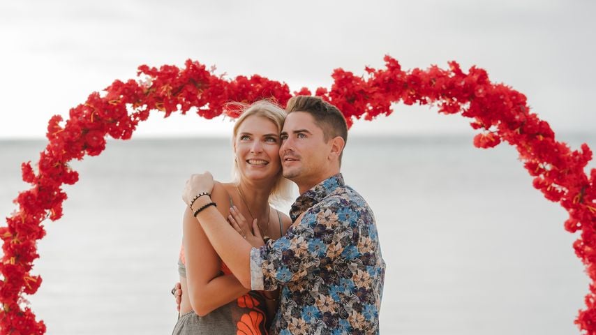 Jolina Fust und Dominik Bruntner bei ihrer Verlobung, 2025