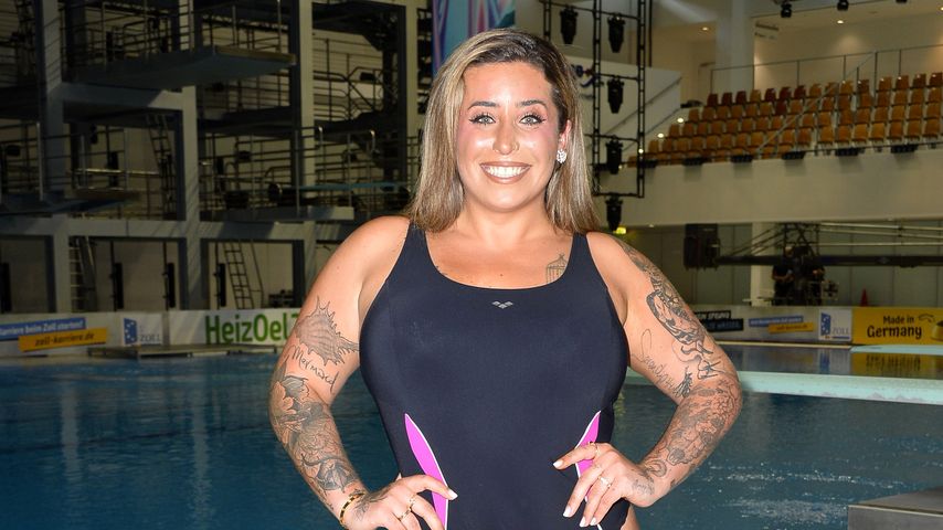 Jolina Mennen im Badeanzug