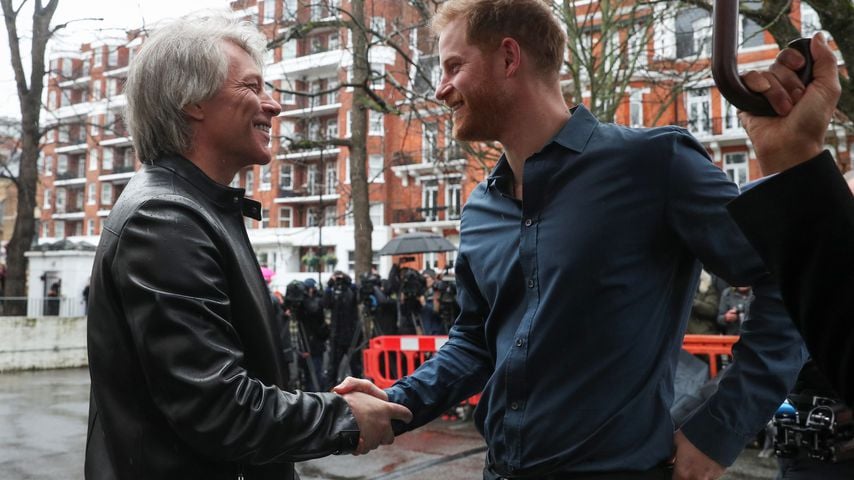 Jon Bon Jovi und Prinz Harry in den Abbey Road Studios in London im Februar 2020