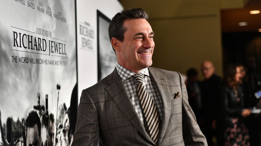 Nach Dating-Gerüchten: Jon Hamm und Co-Star Anna am Strand