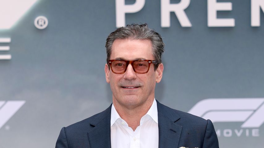 Schauspieler Jon Hamm posiert ohne Shirt am Strand in Mexiko