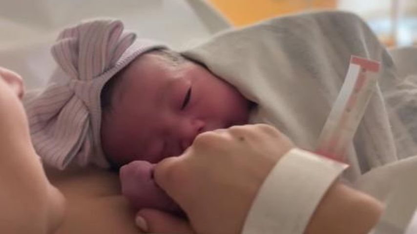 Jon M. Chus Frau Kristin Hodge hält ihr gemeinsames Baby