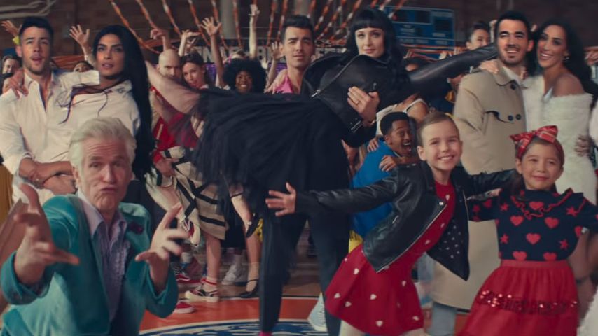 Jonas Brothers' Musik-Clip: All ihre Frauen wieder mit dabei