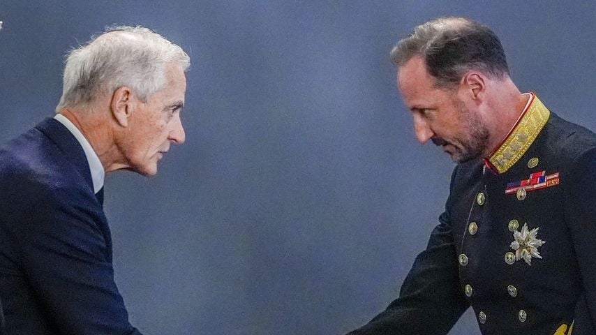 Jonas Gahr Støre begrüßt König Haakon VIII. bei einer außerordentlichen Kabinettssitzung im Königspalast in Oslo