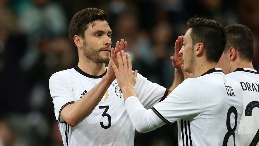 Elfmeter-Held Jonas Hector versteigert EM-Glücksschuhe