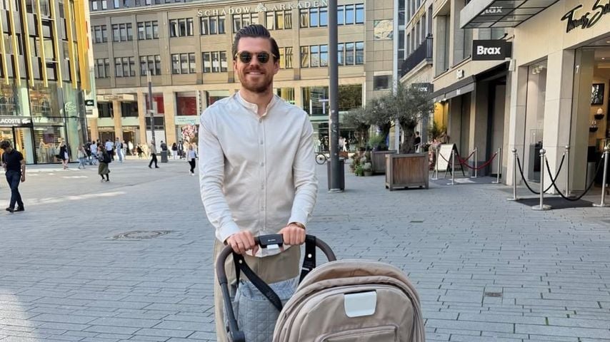 Jonas Hofmann posiert mit Kinderwagen