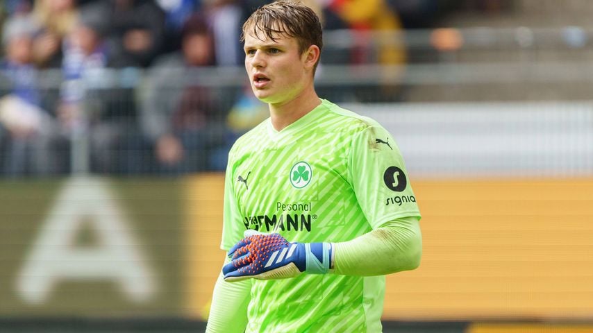 Jonas Urbig beim Spiel der SpVgg Greuther Fürth gegen den Hamburger SV im Oktober 2023