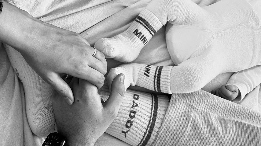 Lisa Mantler mit ihrem Ehemann Jonas und ihrem Baby, November 2024
