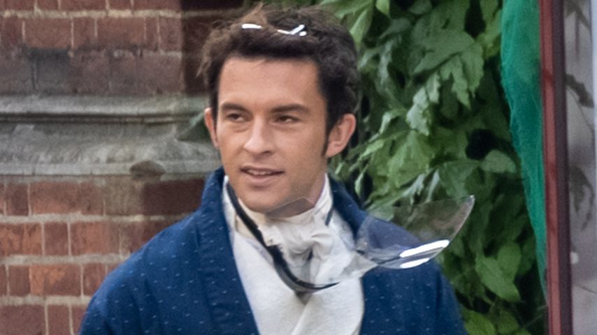 Jonathan Bailey am Set von "Bridgerton"