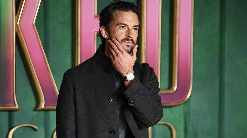 Jonathan Bailey trug als "Wicked"-Vogelscheuche Prothesen